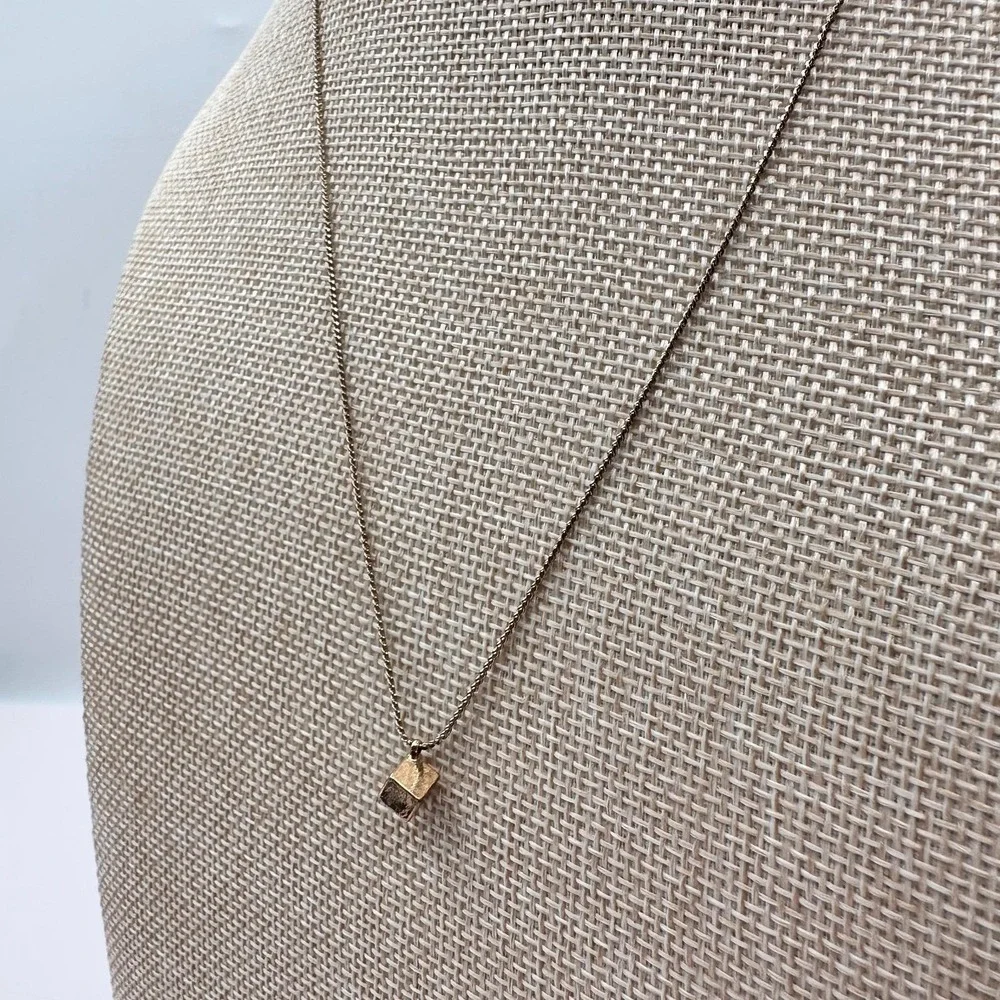 Vintage Y2K Gold Tone Hammered Cube Geometric Pendant Necklace Women's Jewelry‎